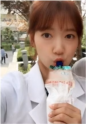 Để rõ ràng hơn, cư dân mạng Trung Quốc đã kỳ công ghép chúng với những bức ảnh ở cùng góc chụp của nữ diễn viên. Qua đó rút ra những nhận xét, Vương Yến chỉ cần trang điểm một chút là có thể trở thành "bản sao hoàn hảo" của Park Shin Hye. Thậm chí cô gái Trung Quốc còn có chiếc cằm chẻ cực duyên, giống hệt nữ diễn viên thần tượng của biết bao bạn trẻ.