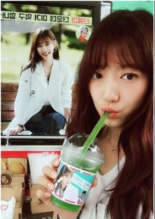 Bức ảnh Vương Yến chụp cùng tấm poster in hình Park Shin Hye đã gây bão like trên mạng Weibo bởi khi nhìn vào đó, hầu hết mọi người sẽ lầm tưởng, hai cô gái này là một người. Quả thật, dù khác quốc tịch, khác về dòng máu nhưng Vương Yến lại giống Park Shin Hye đến mức kỳ lạ. Điều này tạo ra không ít lời thắc mắc, cuộc tranh cãi trên mạng xã hội trong suốt vài ngày qua.