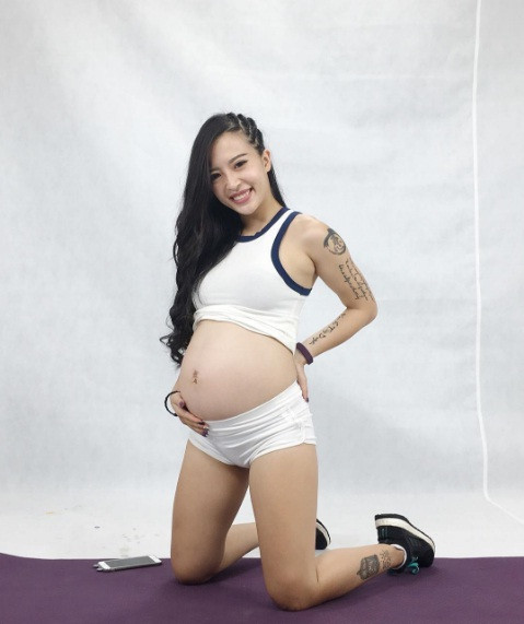 Không chỉ chú trọng đến dáng, da của cô huấn luyện viên 9X cũng luôn căng mịn, cô tiết lộ mình rất chú trọng đến chế độ dinh dưỡng, bữa ăn lành mạnh như trước khi mang thai. Nhờ những kinh nghiệm của bà bầu Hana Giang Anh, nhiều phụ nữ cũng đã đúc rút được các kinh nghiệm quý báu cho bản thân mình.