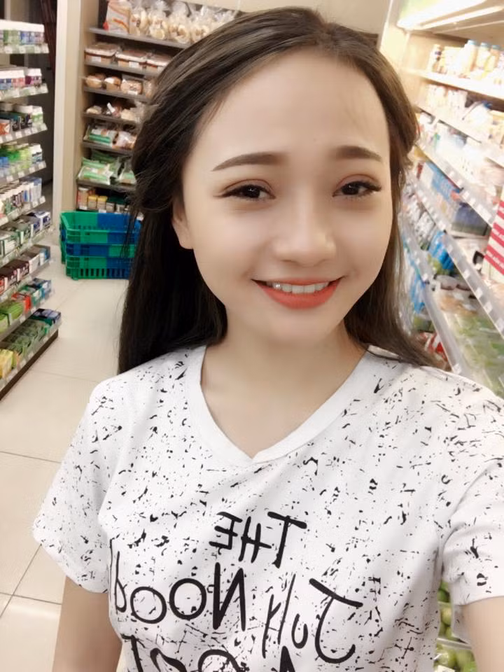 Ngoài câu chuyện phẫu thuật thẩm mỹ, thay đổi nhan sắc, Lê Thị Lan còn bị khá nhiều người "xăm soi" khi năm nay 18 tuổi nhưng cô nàng đã có khá nhiều hình xăm cỡ lớn trên cơ thể. Nhiều người nhìn vào những hình xăm đó đã vội đánh giá nhân cách, đạo đức khiến cô nàng lại có một phen phải đau đầu.