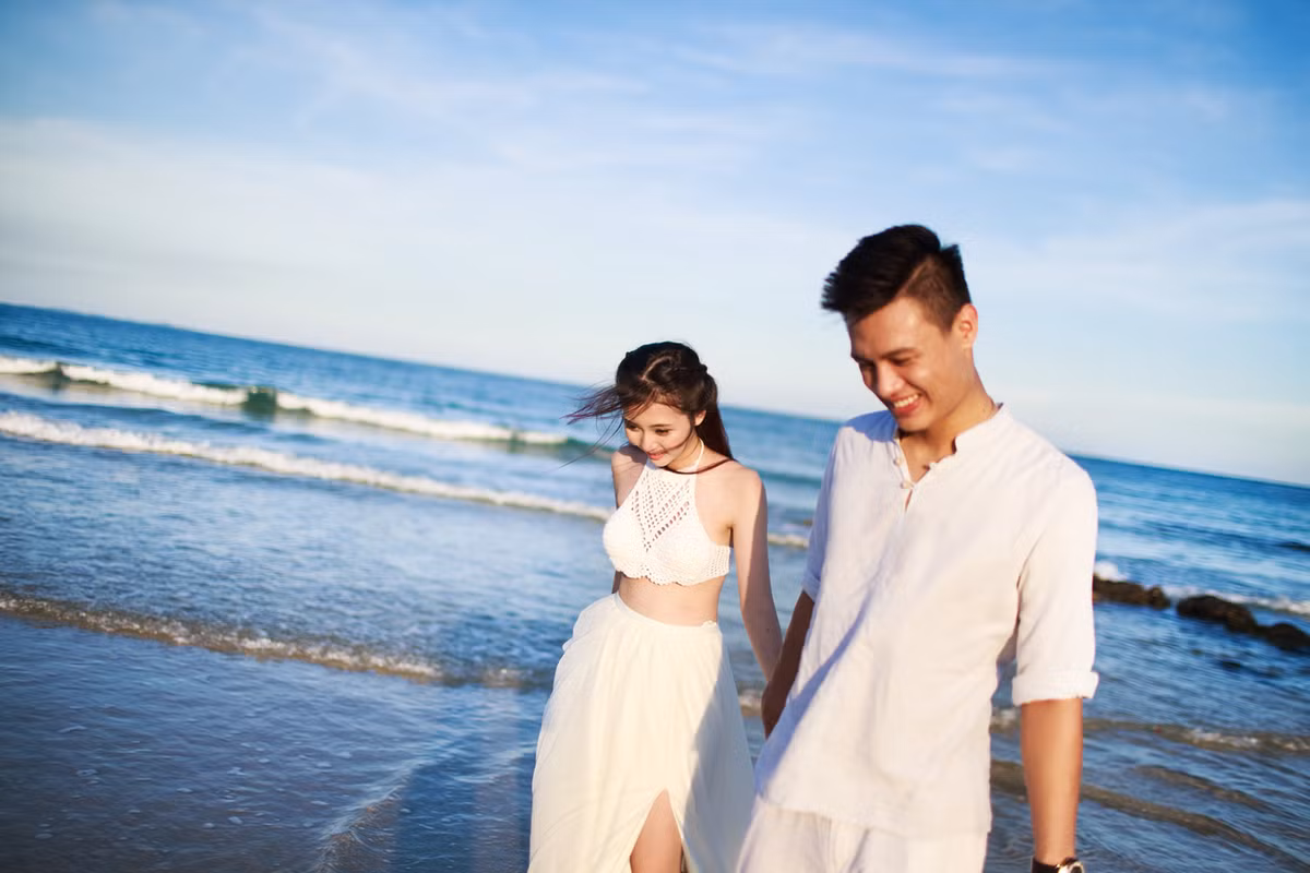 Trên bãi biển vắng, cặp đôi trẻ tuổi dắt tay nhau, trên môi nở những nụ cười hạnh phúc. Những bức ảnh giản dị, gần gũi, quen thuộc nhưng lại chứa đựng nhiều tình cảm của cả cặp đôi đang yêu và của chính người cầm máy chụp lại khoảnh khắc.