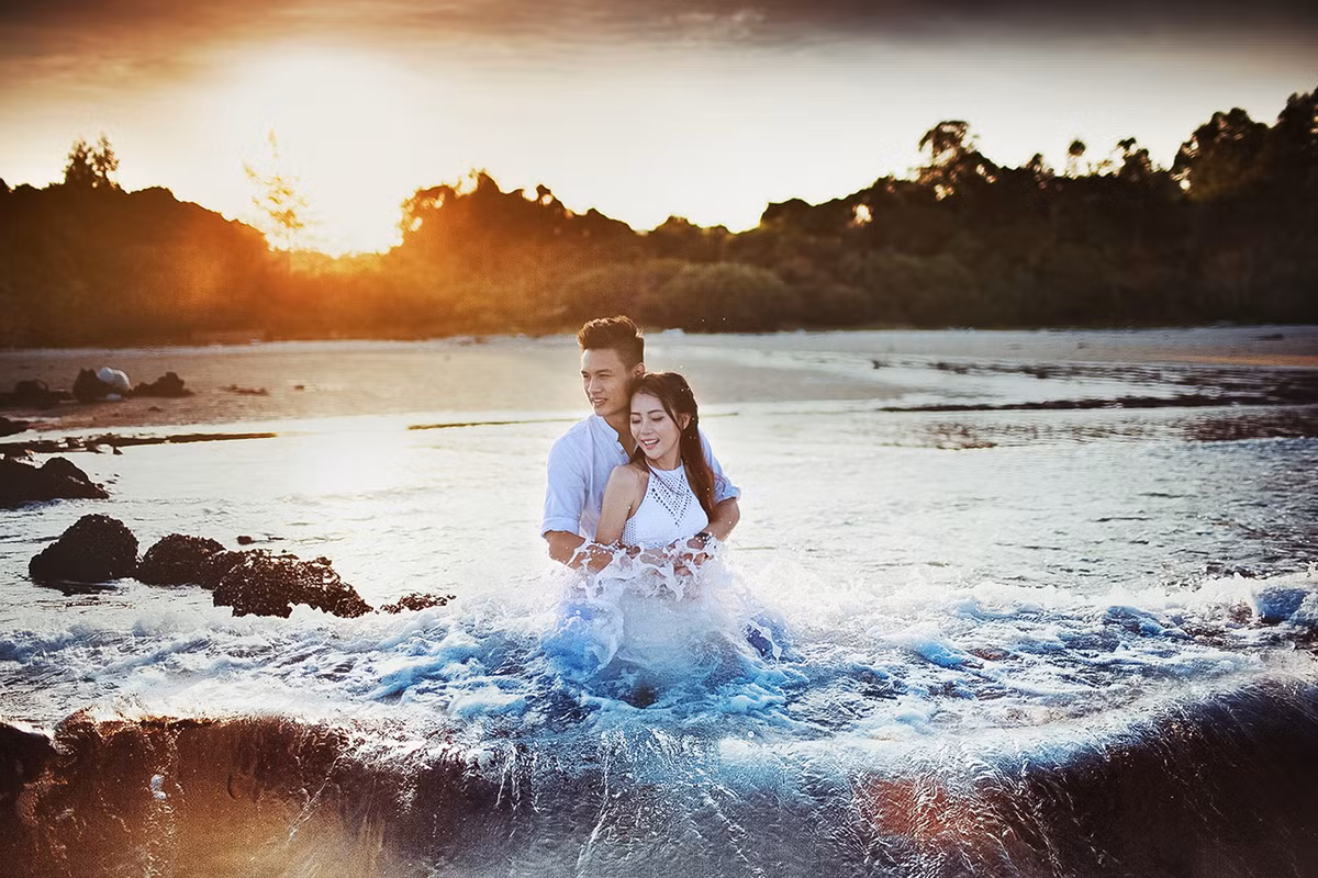 Thả hồn mình vào với làn nước trong xanh, với gió biển vuốt ve bờ vai mái tóc, cô dâu chú rể thoải mái thể hiện tình yêu đôi lứa trước ống kính một cách tự nhiên nhất, như chỉ có hai người đang ở trong khung cảnh tuyệt đẹp này vậy.