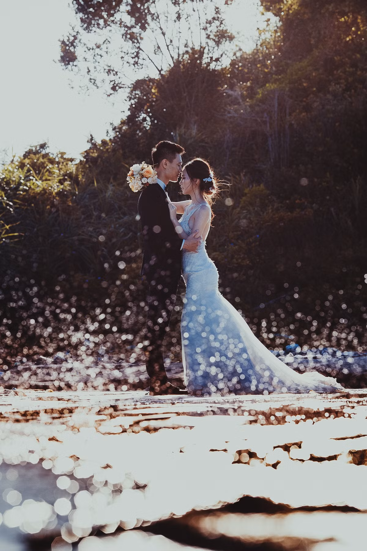 Nhiếp ảnh gia Hải Lê Cao – tác giả bộ ảnh cưới mùa hè trên biển cho biết mặc dù đã rất nhiều lần đến với Minh Châu nhưng dù ở bất kỳ thời điểm nào trong năm, vẻ đẹp của nơi đây luôn mang tới cho anh nhiều sự bất ngờ thú vị.