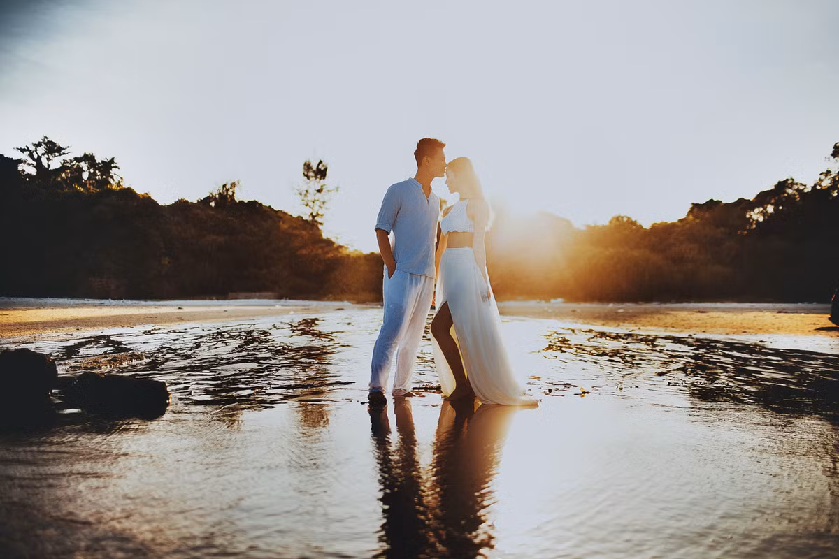 Trong vô vàn địa điểm chụp ảnh cưới lí tưởng, dường như biển dành được sự ưu ái rất lớn. Có rất nhiều cô dâu chú rể lựa chọn biển là nơi ghi lại dấu ấn tình yêu của mình. Nhưng để có được những tấm hình vừa lung linh, vừa có dấu ấn riêng biệt, chắc chắn luôn cần đến sự kết hợp tài tình giữa cô dâu, chú rể và ekip chụp, cùng với đó là sự sáng tạo của người cầm máy.