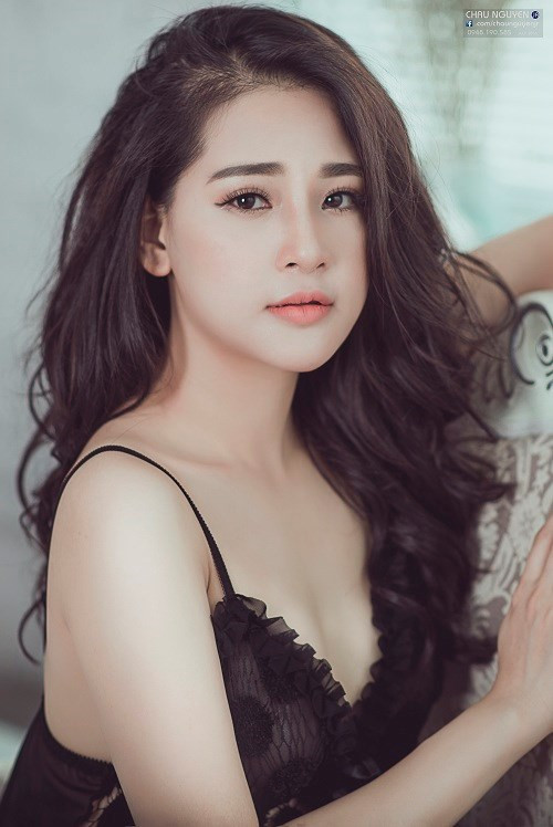 Nhiếp ảnh gia có tiếng trong cộng đồng giới trẻ Hà thành Chau Nguyen Jr. mới đây vừa đăng tải bộ ảnh mới, trong đó nhân vật chính được giới thiệu là một bà mẹ đơn thân rất xinh đẹp, thu hút sự chú ý của đông đảo dân mạng. Với vẻ ngoài xinh đẹp, quyến rũ khó cưỡng lại, bà mẹ đơn thân này nhanh chóng trở thành mục tiêu săn lùng, tìm kiếm thông tin của hàng ngàn bạn trẻ cùng cư dân mạng. Ảnh: Chau Nguyen Jr.