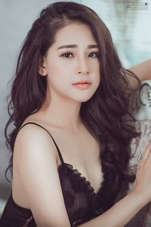 Nhiếp ảnh gia có tiếng trong cộng đồng giới trẻ Hà thành Chau Nguyen Jr. mới đây vừa đăng tải bộ ảnh mới, trong đó nhân vật chính được giới thiệu là một bà mẹ đơn thân rất xinh đẹp, thu hút sự chú ý của đông đảo dân mạng. Với vẻ ngoài xinh đẹp, quyến rũ khó cưỡng lại, bà mẹ đơn thân này nhanh chóng trở thành mục tiêu săn lùng, tìm kiếm thông tin của hàng ngàn bạn trẻ cùng cư dân mạng. Ảnh: Chau Nguyen Jr.