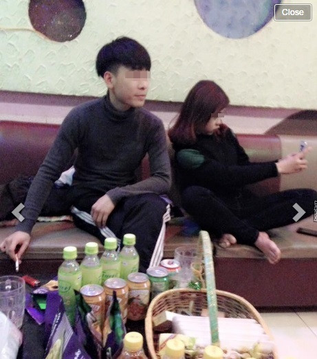 Th cho biết vài ngày gần đây cô rất bức xúc khi dù đã chia tay với H từ khá lâu nhưng anh chàng này lại bất ngờ đăng ảnh, status bôi xấu mình. Cô gái kể rằng nguyên nhân để cô chia tay H là do anh chàng này quá mê chơi game, thường xuyên đánh cược và thua đậm, dẫn đến việc phải cầm cố nhiều đồ đạc để có tiền gỡ gạc. H thảm hại đến mức đã có lần phải xin Th chiếc điện thoại “cục gạch” 1208 để sử dụng, liên lạc… Và chuyện cô đòi H mua iPhone cho mình là hoàn toàn không có thật.