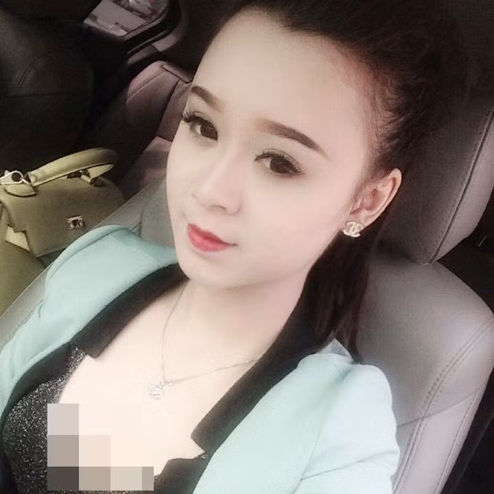 Nhiều người lại bình luận, gương mặt của Thùy Anh quá phổ biến, khi chụp ảnh cô cũng có sử dụng các ứng dụng chỉnh ảnh nên lên hình lung linh, ngoài đời chưa chắc nhan sắc của người đẹp đã được hoàn hảo như thế.