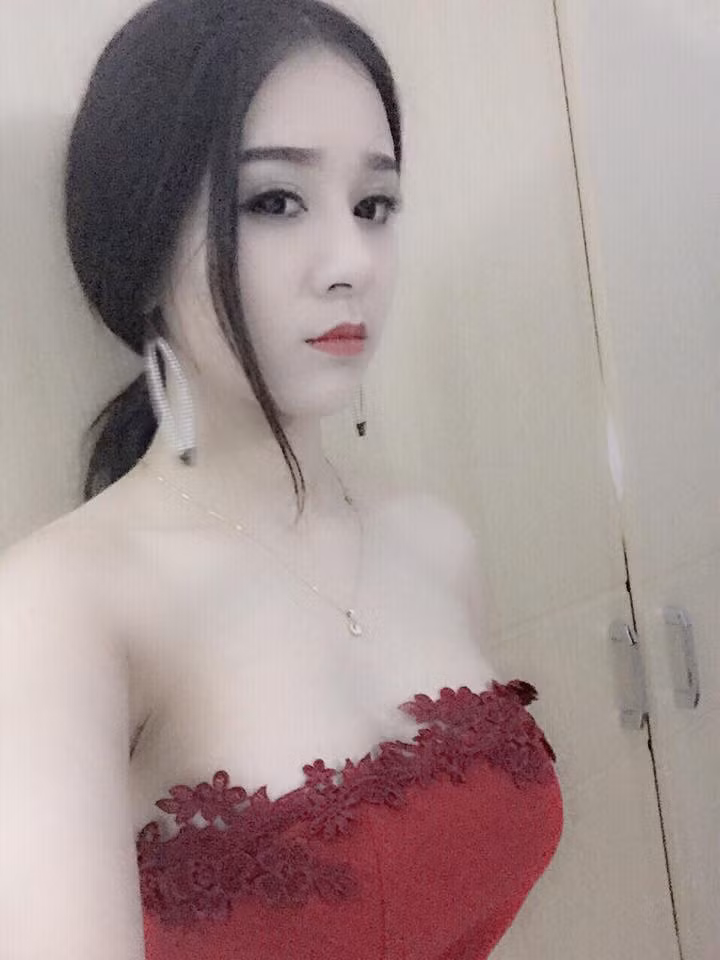 Không quá bận tâm với những bình luận đó, Thùy Anh vẫn rất chăm chỉ đăng tải những bức hình gợi cảm và thu về được hàng nghìn like trên facebook. 