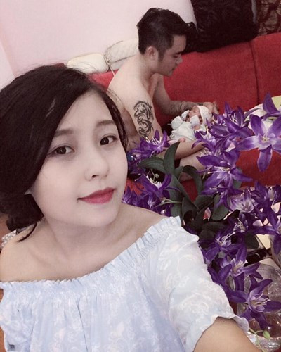 Về bí quyết để "dạy chồng" Thu Thảo tiết lộ cô không ép buộc, cau có, hò hét chồng mà chỉ khéo léo để anh tự phát huy những ưu điểm của mình. Sau hơn một năm chung sống, chồng của Thu Thảo từ một người nóng tính, ham chơi đã trở nên nền tính hơn, chăm chỉ và toàn tâm toàn ý với vợ con.