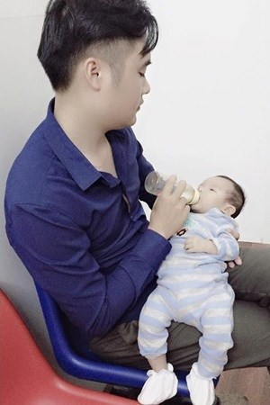 Hiếm có ông bố nào khéo chăm vợ, chăm con như đức lang quân của Thu Thảo. Trang cá nhân của cô ngập tràn những hình ảnh chồng ân cần cho con uống sữa, tắm, thay tã cho con.