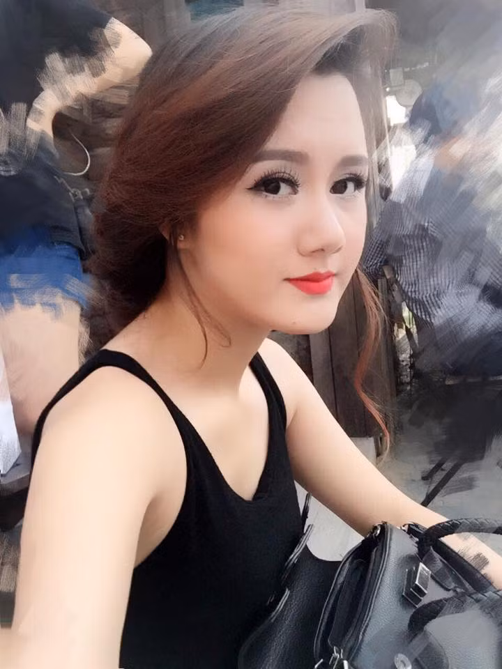 Được biết, Đăng Phương Chi chính là người vợ trẻ có số “hưởng” trong câu chuyện trên. Phương Chi quê gốc ở Bắc Giang, đã lập gia đình khoảng 2 năm. Ông xã của cô hơn vợ 10 tuổi, rất cưng chiều và quan tâm đến vợ. Thời gian này biết bà xã mới sinh vất vả nên chồng luôn hết lòng chăm sóc.