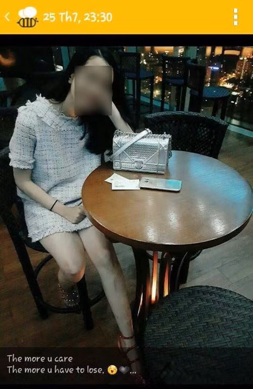 Cũng trong ngày 10/8, cùng với câu chuyện vạch mặt “hot boy bám váy đàn bà” của anh Kh thì sự việc cô gái xinh đẹp bị "tố" thường check-in sang chảnh nhưng không trả tiền nợ cho người yêu cũ cũng được cộng đồng mạng quan tâm không kém. Câu chuyện do tài khoản T.A.T chia sẻ, nói về việc anh bị người yêu cũ tên A.N mượn tiền nhưng lại không chung thủy, đòi tiền suốt từ đầu năm nhưng cô nàng lần nào cũng xin khất và ỉm đi như không biết.