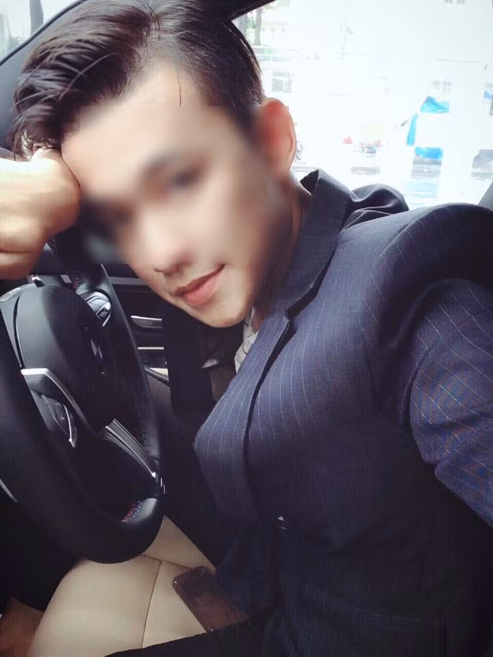 Theo lời kể của anh P, Kh là một hot boy chuyên bám váy người yêu khi hiện đang sống bằng tiền của một cô gái trong nhóm bạn của anh. Ở bên ngoài Kh luôn xuất hiện với vẻ bề ngoài của một công tử, ăn mặc đẹp, đầu tóc chải tạo kiểu bóng lộn. Trên Facebook, Kh có đến hơn 150 nghìn người theo dõi nhưng theo anh P. con số này là nhờ bỏ tiền ra mua mới có được. Ngoài ra Kh còn tự nhận mình có nhà ở Quận 1, TP HCM, thích chụp ảnh khoe trang sức đắt tiền nhưng thực chất lại tòa đồ giả…