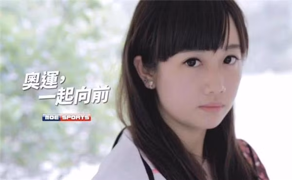 Nhìn Ngô Giai Dĩnh xinh xắn, dễ thương, dễ gây cảm tình với đôi mắt to tròn và tóc mái ngố... nhưng ít ai biết, cô được mệnh danh là "bông hồng thép" của đoàn thể thao Đài Loan (Trung Quốc) tham dự Olympic năm nay. Để được có tên trong danh sách đến Rio 2016, được biết Ngô Giai Dĩnh đã phải bỏ rất nhiều công sức đi tập huấn từ đầu năm, thường xuyên phải xa nhà và tập luyện rất vất vả hàng ngày.