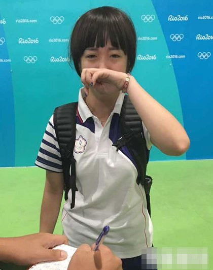 Chưa hết, nữ nhân vật chính còn có một bức ảnh với phần phông bạt phía sau lưng có dòng chữ "Rio 2016" và điệu bộ của cô ta giống như đang khóc. Nghi ngờ đây không phải là một vận động viên thực sự tham gia Olympic Rio 2016 lần này mà chỉ là một cô gái trẻ thích mượn súng để chụp ảnh "tự sướng", dân mạng nhiều nước châu Á đã cất công dò tìm thông tin và xác định danh tính của cô gái này.