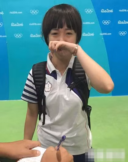 Chưa hết, nữ nhân vật chính còn có một bức ảnh với phần phông bạt phía sau lưng có dòng chữ "Rio 2016" và điệu bộ của cô ta giống như đang khóc. Nghi ngờ đây không phải là một vận động viên thực sự tham gia Olympic Rio 2016 lần này mà chỉ là một cô gái trẻ thích mượn súng để chụp ảnh "tự sướng", dân mạng nhiều nước châu Á đã cất công dò tìm thông tin và xác định danh tính của cô gái này.