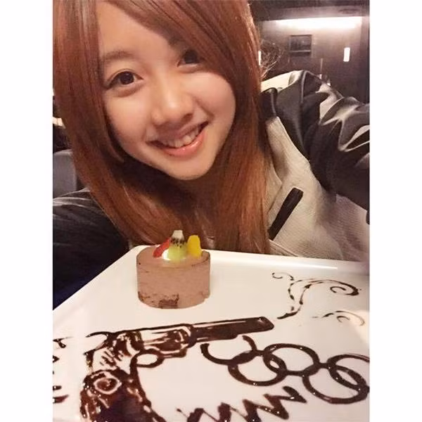 Ở Đài Loan (Trung Quốc), Ngô Giai Dĩnh vừa là một nữ VĐV nổi tiếng, vừa là một hoa khôi làng bắn súng được nhiều người hâm mộ. Đặc điểm nổi bật của cô nàng là ngoại hình trẻ hơn tuổi thật rất nhiều. Dù chỉ cao 1m55 nhưng với khuôn mặt xinh xắn, dễ thương, Ngô Giai Dĩnh vẫn được xếp vào hàng những VĐV xinh đẹp nhất Đài Loan (Trung Quốc).