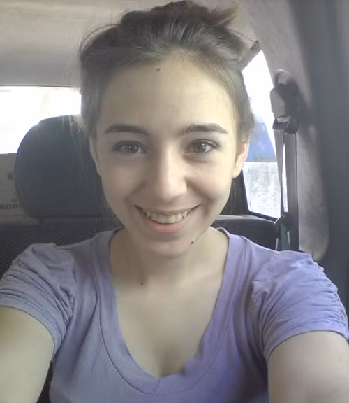 Mùa Olympic Rio này, Jasmine Shi tiếp tục được nhận nhiệm vụ thực hiện các phóng sự thể thao ở cả hai nước Trung Quốc và Brazil. Nữ bình luận viên trẻ tuổi thường xuyên bay qua lại giữa hai nước, làm ra được nhiều phóng sự chân thật, gần gũi về không khí mùa Olympic ở thành phố Rio de Janeiro, Brazil và phản ánh đa chiều cách theo dõi Olympic, ủng hộ cho các đoàn thể thao của người dân ở Trung Quốc.