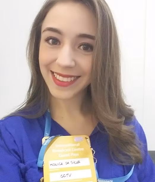 Là một người gốc Mỹ La-tinh, yêu thể thao từ nhỏ và có kiến thức khá chuyên sâu về lĩnh vực này, Jasmine Shi đã sớm bộc lộ năng khiếu làm bình luận viên thể thao từ khi còn là học sinh trung học. Tốt nghiệp cấp ba, Jasmine Shi trở thành cộng tác viên của kênh CCTV Trung Quốc.