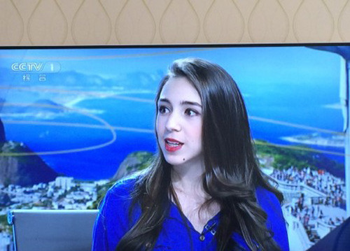 Trong các chương trình bình luận, phóng sự thể thao mùa Olympic Rio 2016 trên kênh truyền hình CCTV5 của Trung Quốc gần đây, khán giả nước này đã vô cùng bất ngờ trước sự xuất hiện của một nữ bình luận viên xinh đẹp người ngoại quốc. Với khuôn mặt, giọng nói dễ thương cùng với lối nói chuyện rất thông minh bằng cả tiếng Anh và tiếng Trung Quốc, cô gái này trở thành nhân vật gây sốt trên truyền hình nhất thời gian gần đây và được khán giả, dân mạng săn lùng, tìm kiếm thông tin kỹ càng.