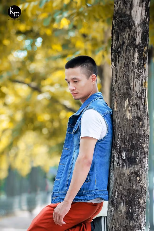 Ngoài ra, Kun Mon cũng tiết lộ rằng Lệ Rơi đã nói một câu khiến bản thân cậu cảm nhận rằng anh chàng này đã thay đổi hoàn toàn, trưởng thành hơn và không còn dễ bị hấp dẫn bởi sự "nổi tiếng ảo" như trước kia nữa. "Anh ấy bảo với mình rằng, hãy gọi tôi là Hậu chứ đừng dùng tên Lệ Rơi nữa", chàng phó nháy trẻ tuổi kể lại. Ảnh: Kun Mon.