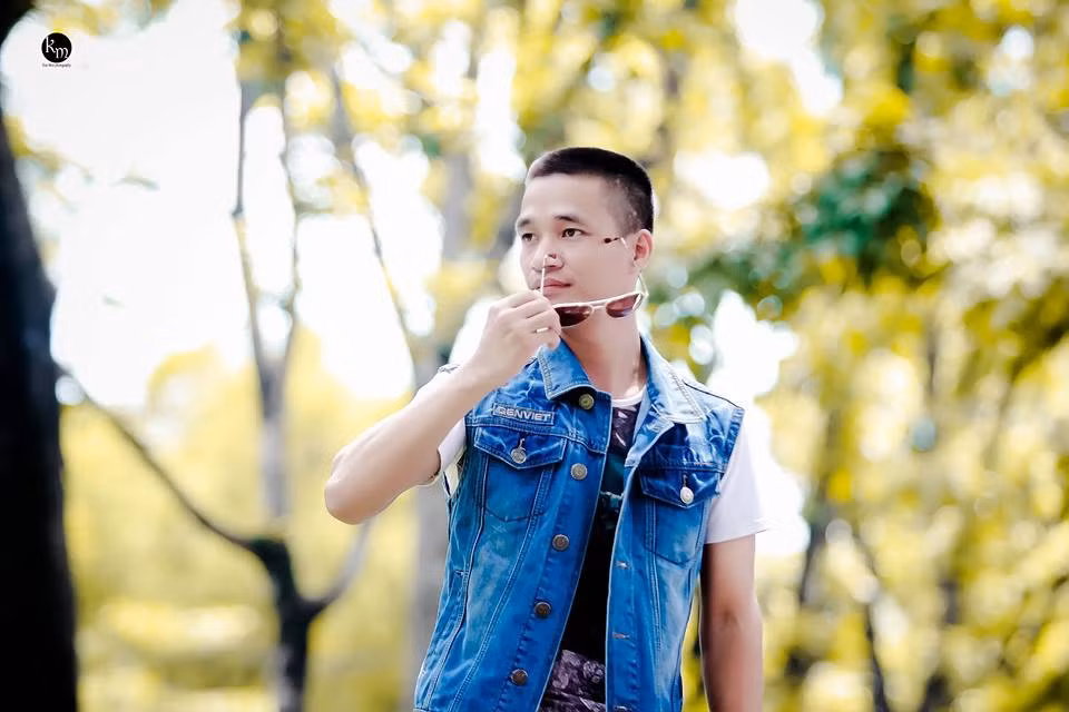 Nói về bộ ảnh chụp cho Lệ Rơi, chàng phó nháy quê gốc Bắc Giang tiết lộ: "Lệ Rơi nói anh chưa bao giờ chụp ảnh, chụp một bộ ảnh hoàn chỉnh là điều anh chưa từng làm bởi luôn có điều gì đó ngại ngại, chính xác là không tự tin vào bản thân. Hôm đó, bỏ sau lưng tất cả e dè, ngại ngùng, Lệ Rơi quyết định thực hiện một bộ ảnh, để xem trong ảnh mình 'hài' và 'xấu' đến đâu". Ảnh: Kun Mon.