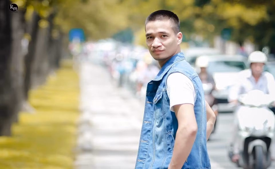 Bẵng đi một thời gian, mới đây, "ca sĩ Lệ Rơi" bất ngờ tái xuất, gây chú ý trên mạng xã hội bằng một bộ ảnh mới được chụp trên đường Kim Mã, Hà Nội. Tác giả bộ ảnh là phó nháy trẻ có nickname Kun Mon, tình cờ gặp Lệ Rơi và quyết định chụp ngay cho anh một bộ ảnh mới trong ngày 10/8. Hiện tại bộ ảnh đang được dân mạng Việt liên tục chia sẻ kèm với nhiều dòng bình luận đa chiều. Ảnh: Kun Mon.