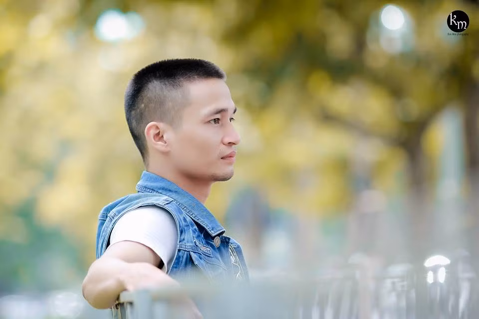 Do cảm nhận được Lệ Rơi đã có rất nhiều thay đổi, hơn nữa mong muốn của anh cũng rất thú vị nên Kun Mon đã nhanh chóng nhận lời chụp ảnh. Bộ ảnh được thực hiện khá nhanh và trong quá trình chụp, tiếp xúc, chàng phó nháy cũng có được những cảm nhận, cái nhìn riêng về Lệ Rơi - một hiện tượng mạng một thời nay đã có quá nhiều điểm khác biệt. Ảnh: Kun Mon.