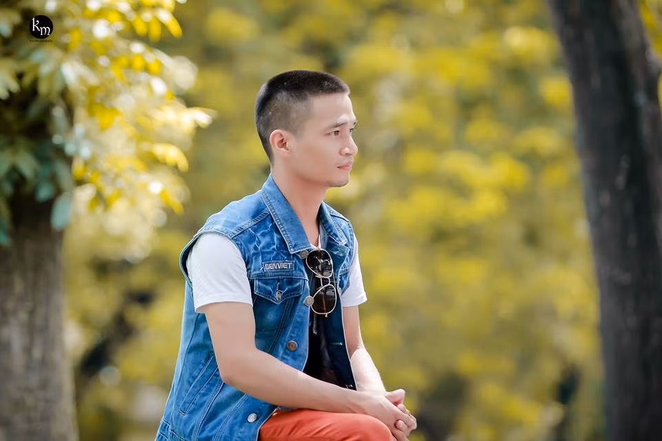 Đức Hậu - Lệ Rơi tham gia nhiều chương trình truyền hình, cuộc thi tìm kiếm tài năng nhưng đi đến đâu cũng chỉ gây chú ý trong chốc lát, tạo tiếng cười hời hợt. Anh cũng nhiệt tình đóng nhiều clip hài, phim ngắn nhưng gần như không mấy trong số đó là sản phẩm thực sự chất lượng, tạo được tiếng vang. "Nản" với nghệ thuật, Lệ Rơi bất ngờ chuyển sang hướng kinh doanh, hùn vốn với bạn bè thành lập công ty riêng nhưng rồi nhanh chóng thua lỗ và vỡ nợ. Ảnh: Kun Mon.