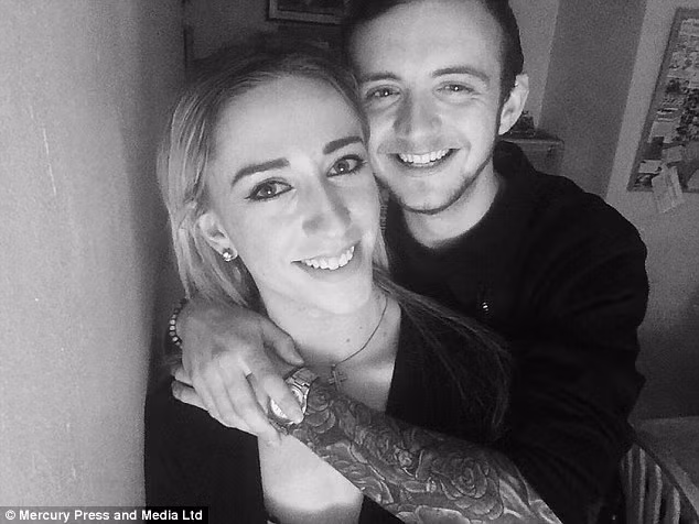 Xuất phát từ tình yêu và sự đồng điệu về mặt cảm xúc, cặp đôi phẫu thuật chuyển giới tâm đầu ý hợp về mọi mặt. Là người có kinh nghiệm đi trước, Matthews luôn chia sẻ và đưa ra những lời động viên, an ủi giúp bạn gái có thêm sức mạnh hoàn thiện cuộc phẫu thuật để trở thành con gái thực sự.