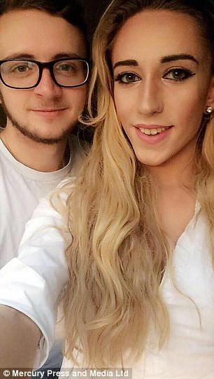 Cô nàng O'Herlihy (23 tuổi) gặp gỡ Harry Matthew (24 tuổi) trong một lần tình cờ tại chương trình đào tạo dành cho người chuyển giới. Ngay từ ánh mắt đầu tiên giao nhau họ đã cảm thấy đối phương là một nửa mà mình đang tìm kiếm. Sau cuộc gặp định mệnh ấy, cặp đôi cùng chuyển giới nhanh chóng nên duyên và dính lấy nhau nửa bước không rời. Ảnh: Mecury Press.