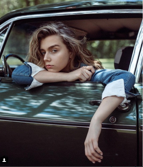 Không nổi tiếng trong điện ảnh nhưng Elizabeth lại rất được lòng các nhiếp ảnh gia. Chiếc mũi cao, thẳng, nét đẹp hoang dại ở cô mẫu trẻ đã trở thành nguồn cảm hứng bất tận cho “phó nháy”.