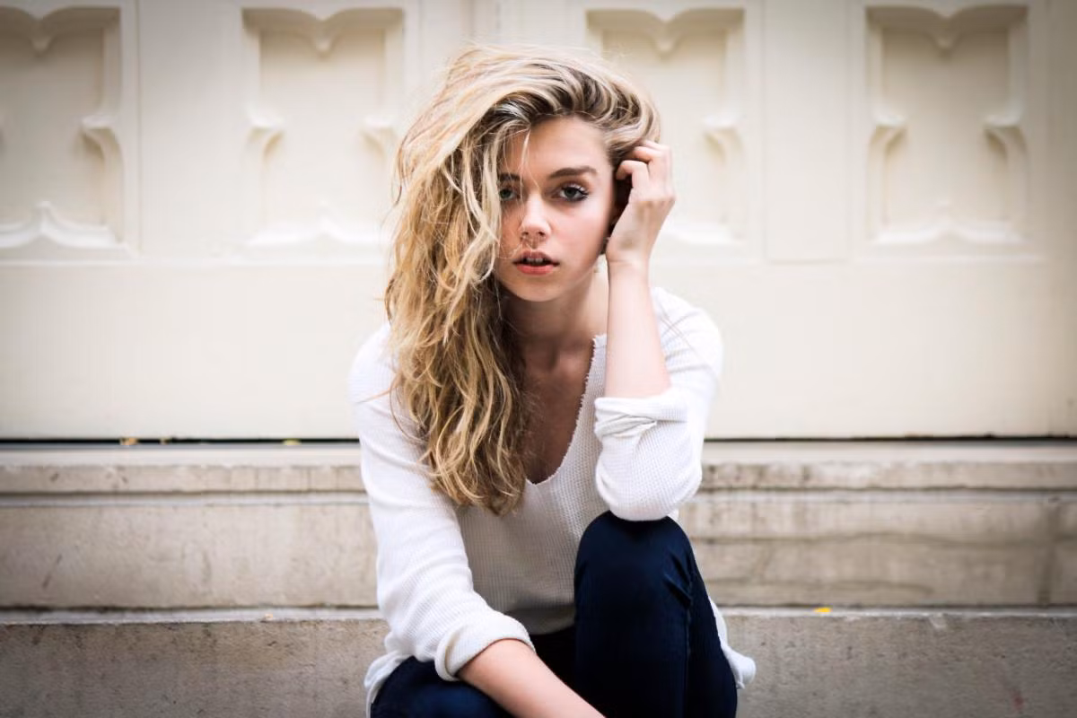 Với thông tin cá nhân khá ít ỏi của Elizabeth Wheeland, người hâm mộ chỉ biết đến cô nàng trong vai trò diễn viên - người mẫu, nhưng những bức ảnh của Elizabeth vẫn đang sốt xình xịch trên các diễn đàn mạng quốc tế. Sở hữu đôi mắt xanh sâu thẳm, đôi môi gợi tình và mái tóc rối bông xù đặc trưng, Elizabeth được nhiều người hâm mộ đặt cho biệt danh "người mẫu tóc rối".