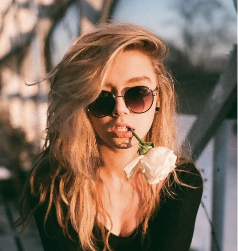 Elizabeth có chiều cao ấn tượng, khuôn mặt biểu cảm trước ống kính rất tự nhiên, cô nàng thường xuyên xuất hiện trên bìa tạp chí thời trang nổi tiếng của Mỹ.