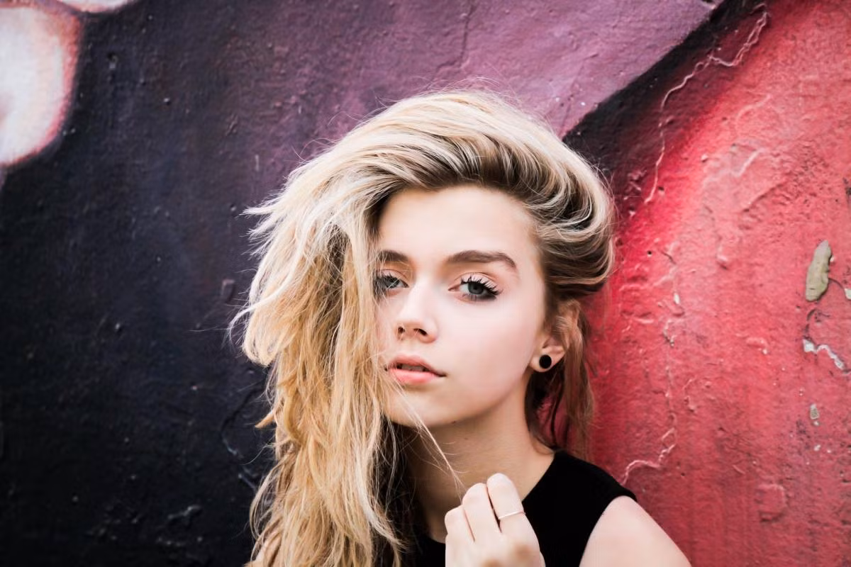 Dường như mái tóc rối tạo nên bản sắc riêng của Elizabeth, cô nàng lên hình với mái tóc hất sang một bên, che đi nửa khuôn mặt tạo nên nét hoang dại, bí ẩn mà cuốn hút vô cùng.