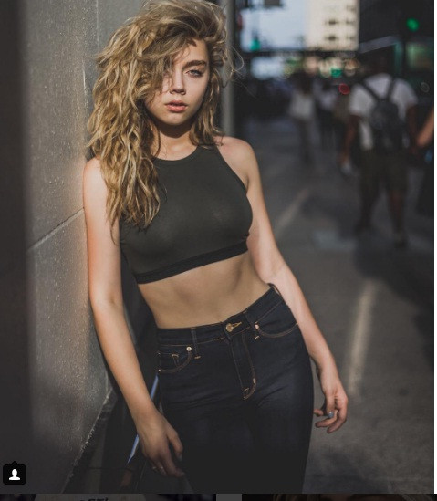 Hãy xem cách tạo dáng rất chuyên nghiệp của cô nàng...