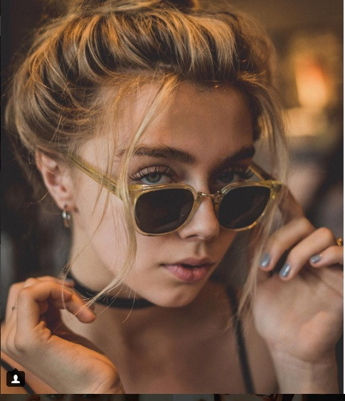 Đôi mắt của Elizabeth có sức cuốn hút khó cưỡng, chúng vừa sâu, vừa mơ màng, vừa sắc sảo, lại cực kỳ ấn tượng với đôi lông mi dày, thật nguy hiểm cho chàng trai nào lạc vào đó mà không bị mê hoặc.