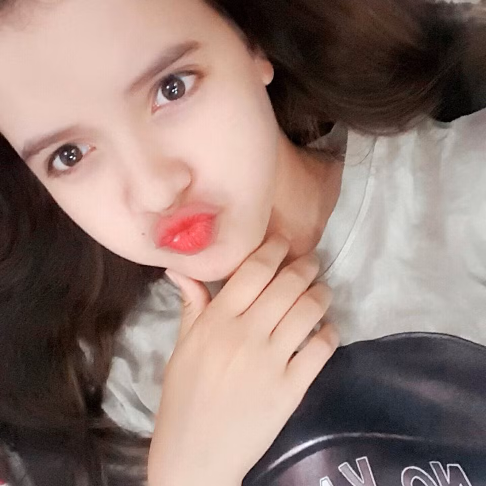 Luôn ý thức được tầm quan trọng của việc học, dưới sự định hướng của gia đình đến nay bông hồng lai xinh đẹp vẫn chưa tham gia bất kỳ hoạt động nghệ thuật nào liên quan đến Vbiz.