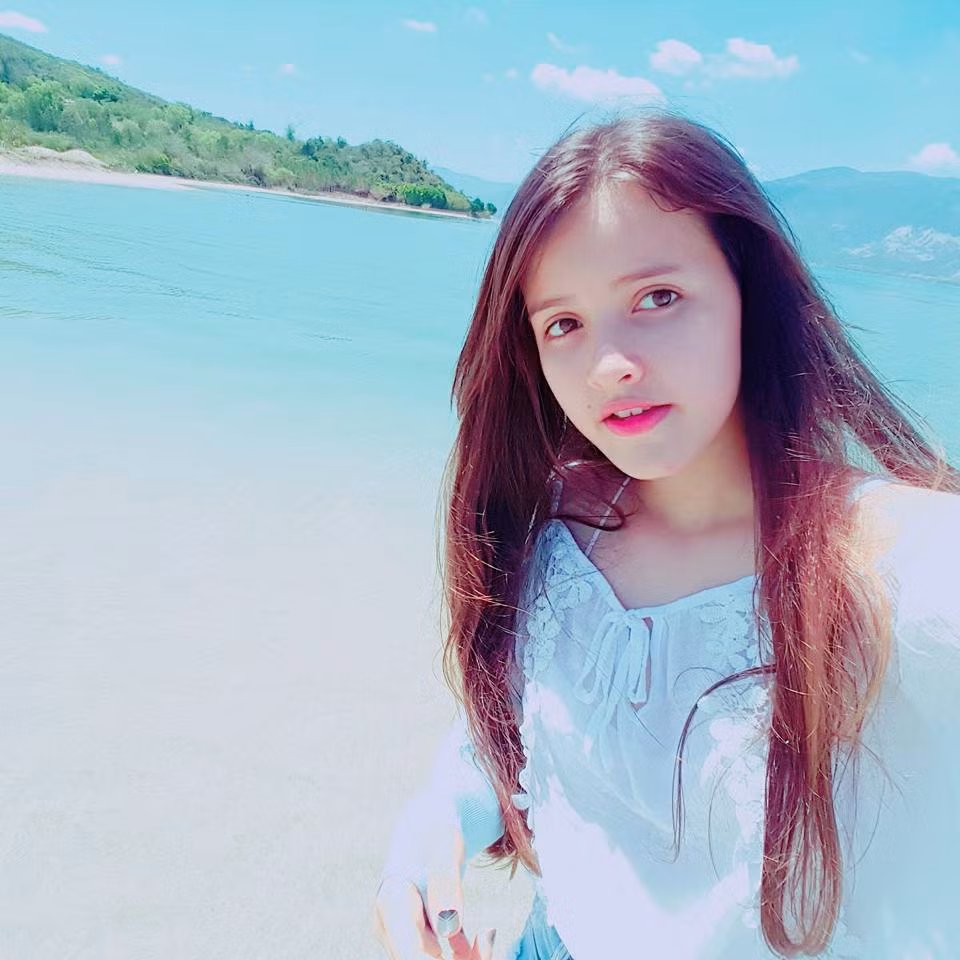 Như bao tín đồ tuổi teen, Ngọc Trâm luôn có sở thích chụp ảnh selfie mọi lúc, mọi nơi, các bức ảnh của cô bạn khi chia sẻ trên mạng xã hội đều nhận lượng like khủng và hàng trăm bình luận khen ngợi.