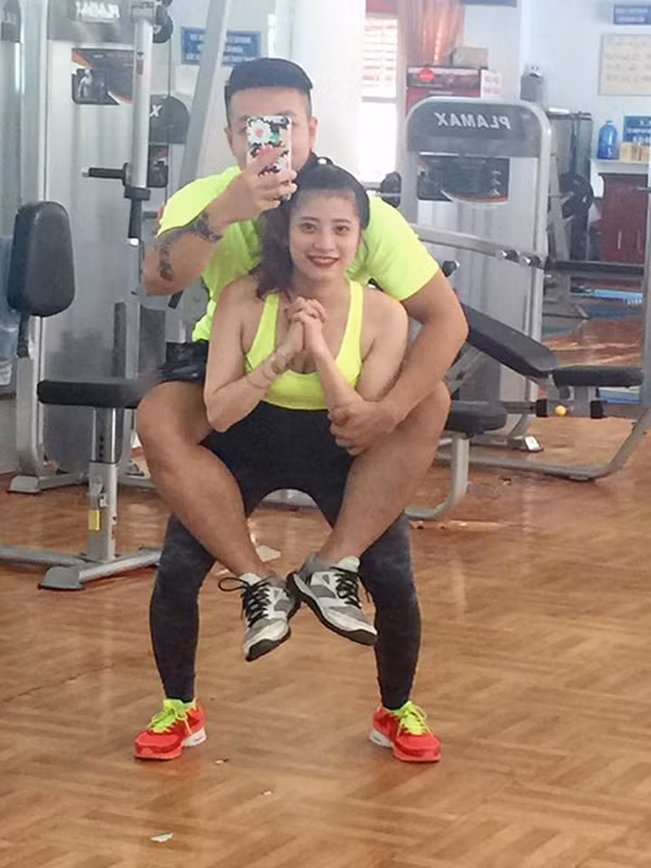 Được biết, cô vợ cơ bắp trong câu chuyện vừa rồi có tên là Nguyễn Ngọc Tú (SN 1988), chồng cô là Tiến Đạt - huấn luyện viên thể hình (SN 1989), cặp đôi hiện đang sinh sống và làm việc tại Hà Nội. Ngọc Tú – Tiến Đạt không chỉ xứng đôi về ngoại hình mà ngay cả sở thích của họ cũng có khá nhiều điểm tương đồng nhất là niềm đam mê với gym.