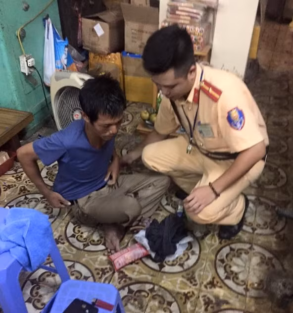 Nghe xong câu chuyện của Tốn, các chiến sĩ CSGT còn mua tặng cho anh một chiếc áo mới, khô ráo để mặc, khuyên anh trú bão tạm ở nơi an toàn rồi mai nên trở về nhà. Chứng kiến cảnh tượng này, anh Nguyễn Văn Long, chủ nhân những bức hình này chia sẻ đột nhiên trong anh có một cảm giác thân thương, yêu quý, khâm phục và tôn trọng những chiến sĩ CSGT. Hành động đẹp của các anh đã giúp cho một mảnh đời éo le bớt đau khổ trong đêm Hà Nội chịu ảnh hưởng của bão số 3. Ảnh: Nguyễn Văn Long.