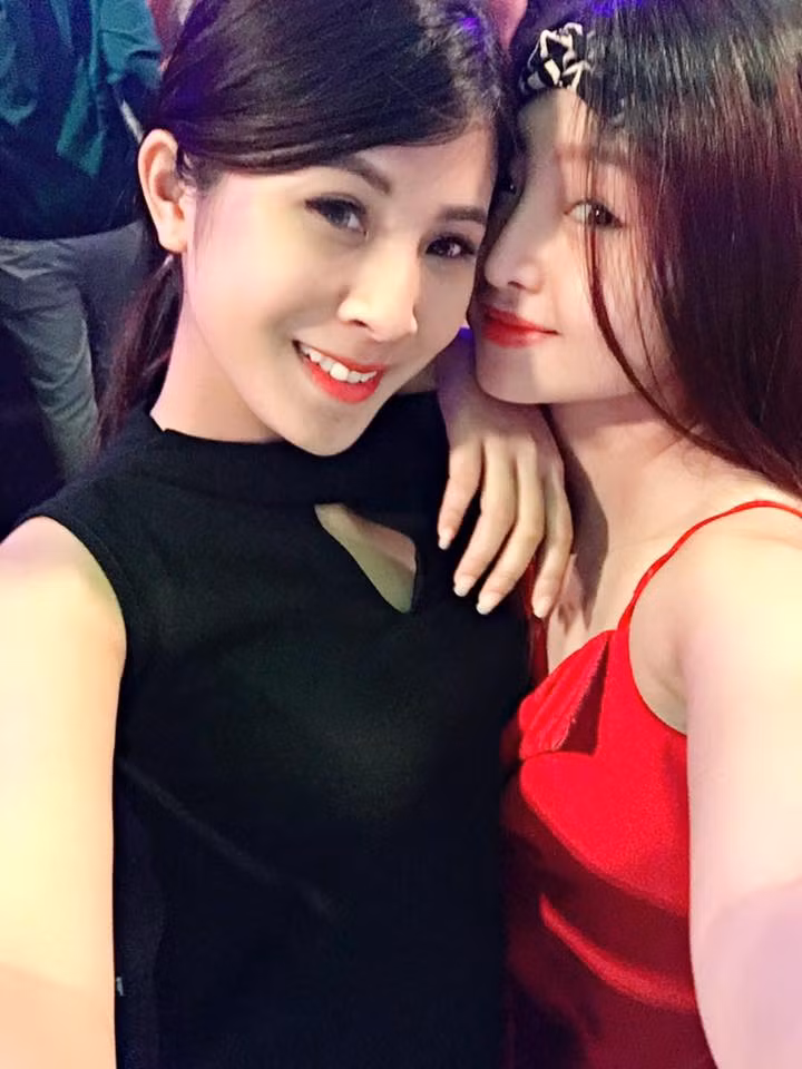 Hân Navy luôn biết cách trang điểm và lựa chọn trang phục giúp cô nổi bật trong mọi góc ảnh.