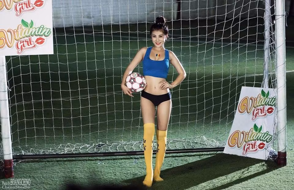 Sở hữu gương mặt hài hòa, thân hình gợi cảm với số đo 3 vòng 87-62-88, bên cạnh công việc dạy học thường ngày, cô giáo xinh đẹp thường xuyên nhận được các lời mời chụp ảnh cho nhiều tạp chí thời trang, bóng đá. Mới đây, Hân Navy tiếp tục tham gia cuộc thi Miss Sunplay 2016 và nhận được sự ủng hộ nhiệt tình của người hâm mộ.