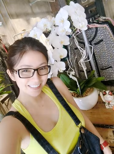 Là một người chuyên kinh doanh trong lĩnh vực thời trang, cô Kim Thoa rất biết cách lựa chọn những bộ trang phục khiến bản thân càng trẻ đẹp hơn.