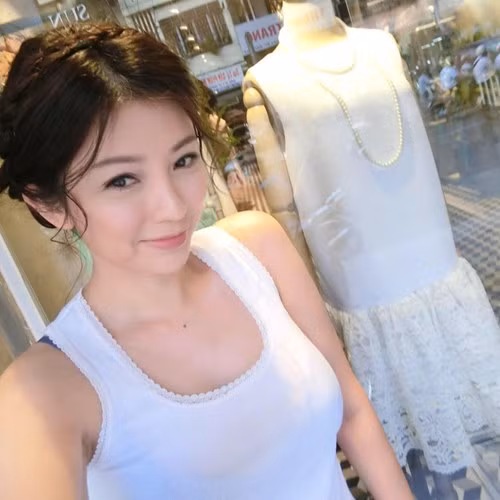 Ngắm nhìn nhan sắc của bà mẹ 43 tuổi này, chẳng ai có thể tin được cô đã có con gái 22 tuổi. Ảnh trong bài: Facebook nhân vật.