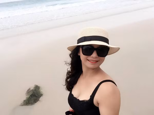 Là một phụ nữ hiện đại, cô Xuân Hương rất chăm chút đến ngoại hình, tuy ở tuổi tứ tuần nhưng cô vô cùng đằm thắm và gợi cảm. Theo chia sẻ của cô con dâu 9X, mẹ chồng xinh đẹp của mình có sở thích chụp ảnh và làm từ thiện, thời gian rảnh rỗi bà luôn dành để quan tâm, hỏi han mọi người trong nhà và gặp gỡ bạn bè.