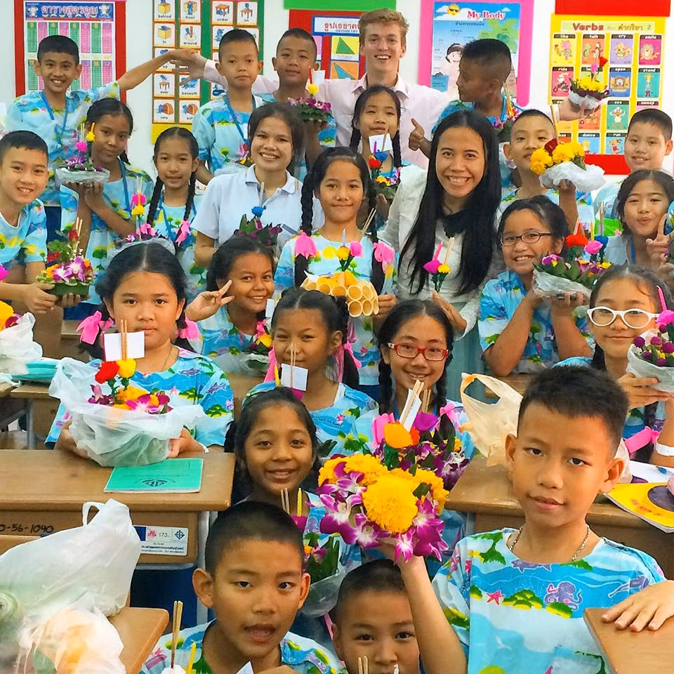 Theo một số nguồn tin chưa chính thức, anh chàng này đã từng tốt nghiệp Đại học Massachusetts, Hoa Kỳ và Đại học Manchester, Anh. Thầy giáo điển trai có 6 năm đi kinh nghiệm đi dạy tiếng Anh cho các em học sinh cấp 1.