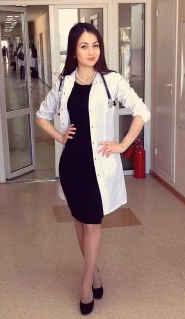 Đây lại là một bác sĩ mang hai dòng máu Thái Lan và Đức. Cô có vẻ đẹp, nhan sắc kết hợp hài hòa của phụ nữ Á - Âu và dù tuổi đã nằm trong nhóm U40 nhưng vẫn trẻ trung, có dáng vẻ năng động không hề thua kém các cô gái trẻ tuổi mới ngoài 20.