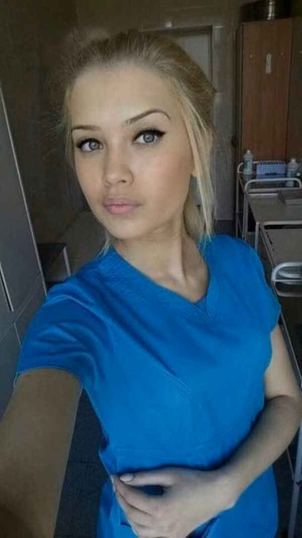 Trong ảnh là một nữ hộ lý người Ukraine. Cô có mái tóc vàng óng ả, đôi mắt xanh ngắt, to tròn và đôi lông mày được tỉa tót kỹ càng. Chỉ một khoảnh khắc "tự sướng" trước ống kính đã giúp cô trở thành nhân vật nổi tiếng trên mạng xã hội. Quả thật nhan sắc, khuôn mặt của nữ hộ lý này không hề thua kém các người mẫu nổi tiếng hiện nay.
